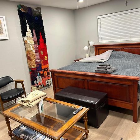 A Luxury Master Bedroom In A Condo Los Angeles Esterno foto