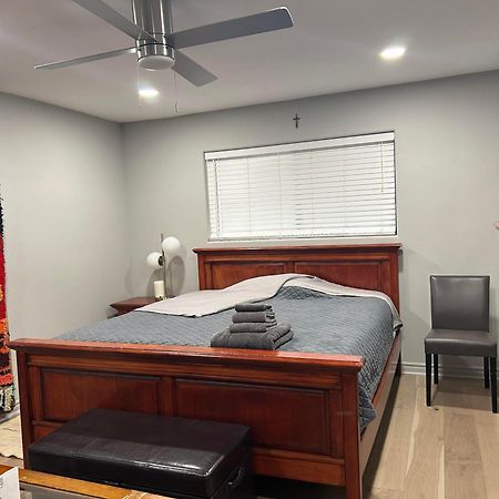 A Luxury Master Bedroom In A Condo Los Angeles Esterno foto